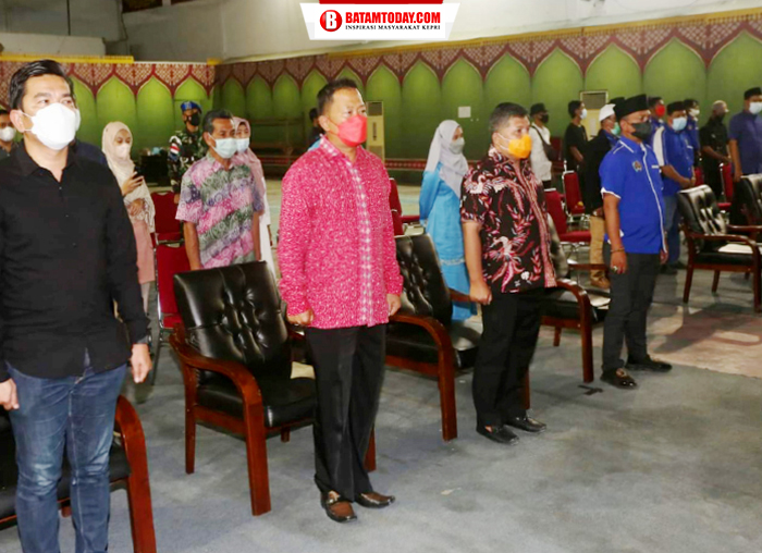 Seluruh tamu undangan dan peserta lomba berdiri untuk menyakikan Lagu Indonesia Raya